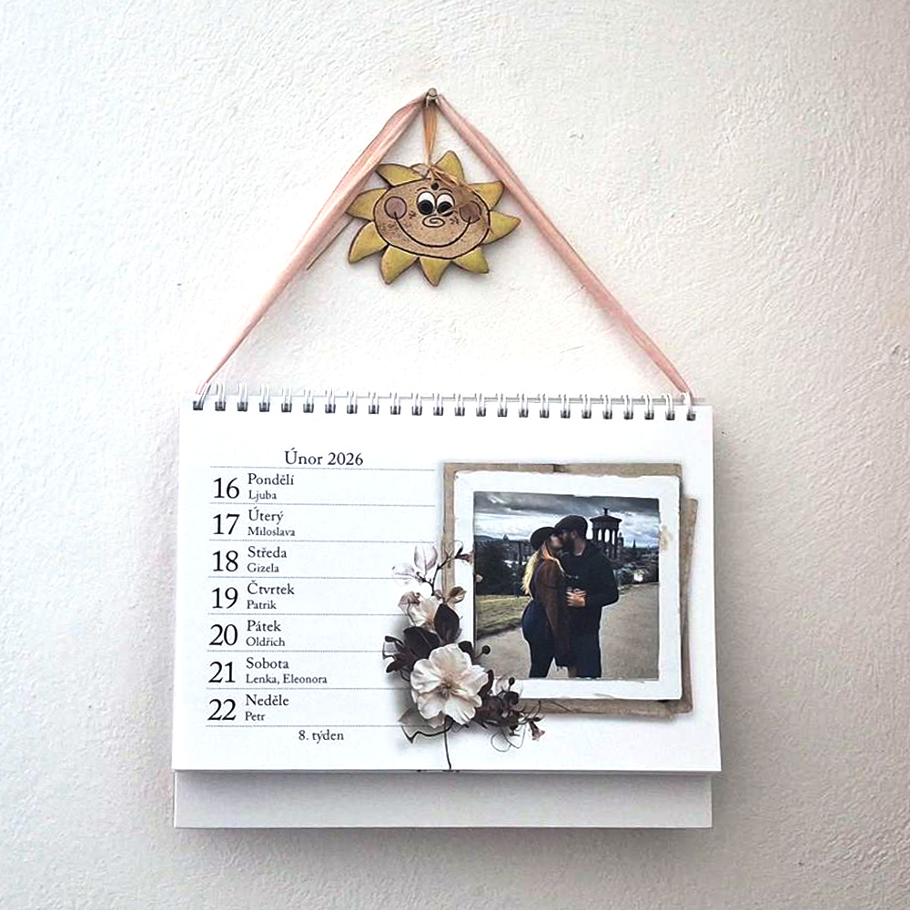 Stolní kalendář, který mají zákazníci nezvykle zavěšený ve stylu nástěnného kalendáře.