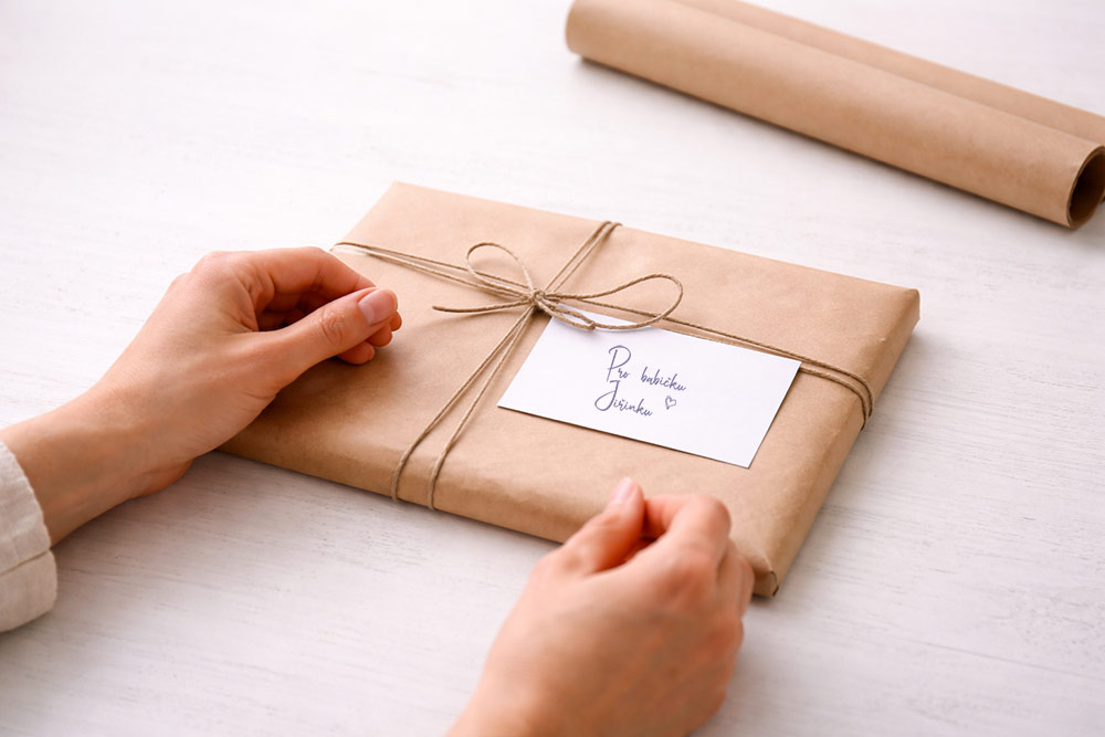 Balení dárku pro babičku Jiřinku